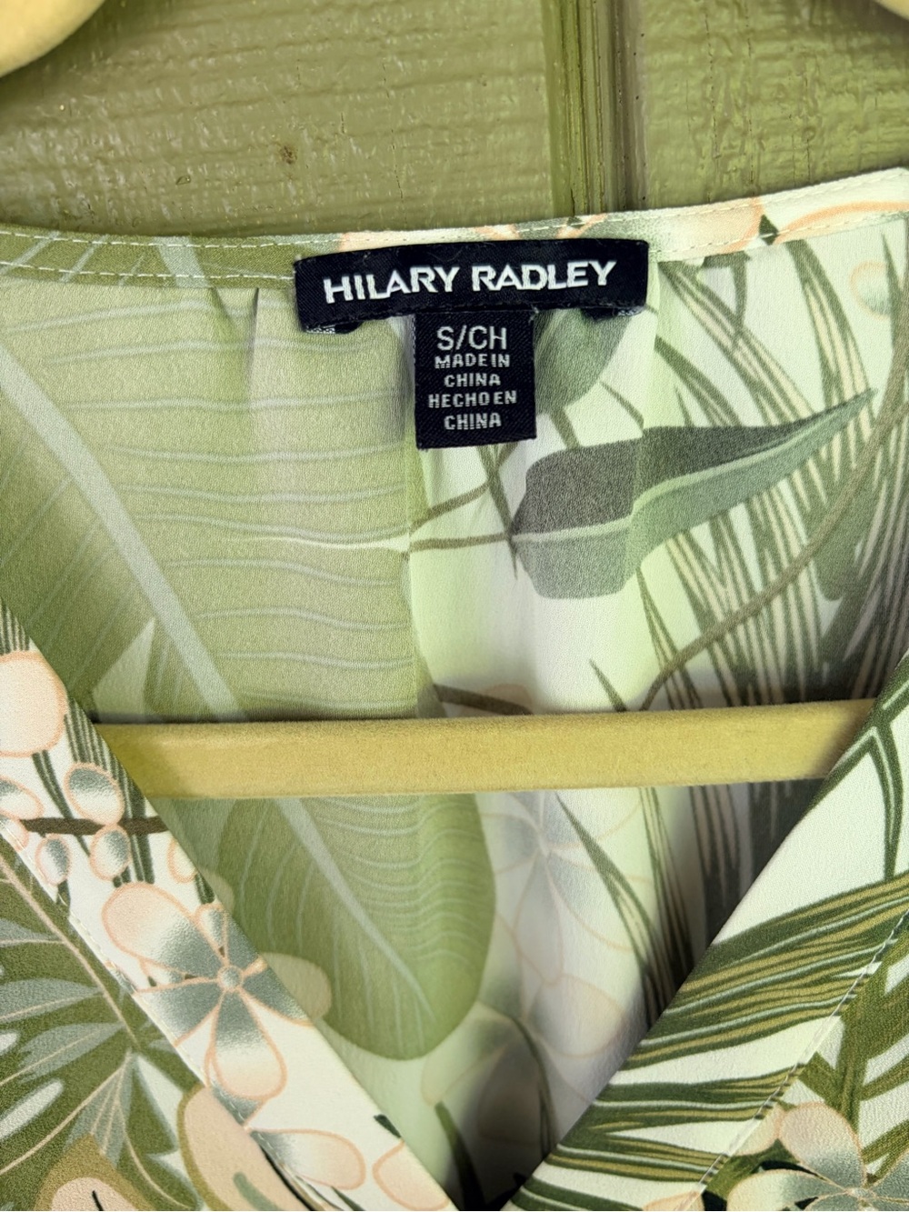 Hilary Radley Tropical Print V-Neck Blouse Small CU5517-132 Palm Leaf EUC - Picture 4 of 5